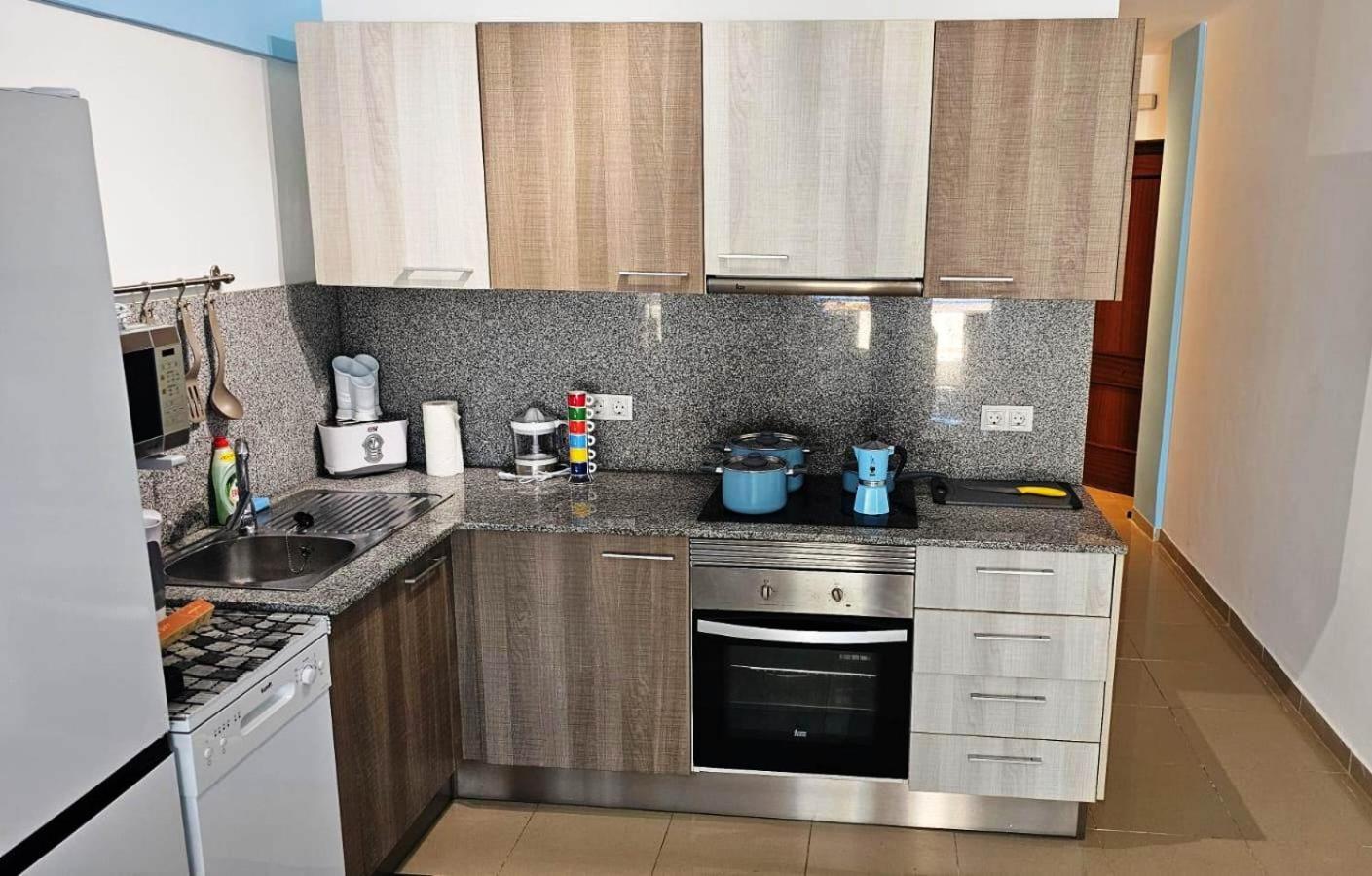 Blue Bay Paradise - Beach Front Apartment With Sea View بلايا بارايسو المظهر الخارجي الصورة